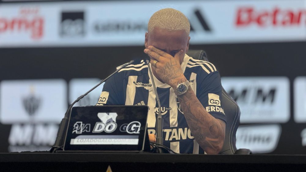 Deyverson se emociona em apresentação no Atlético e revela 'paquera' antiga