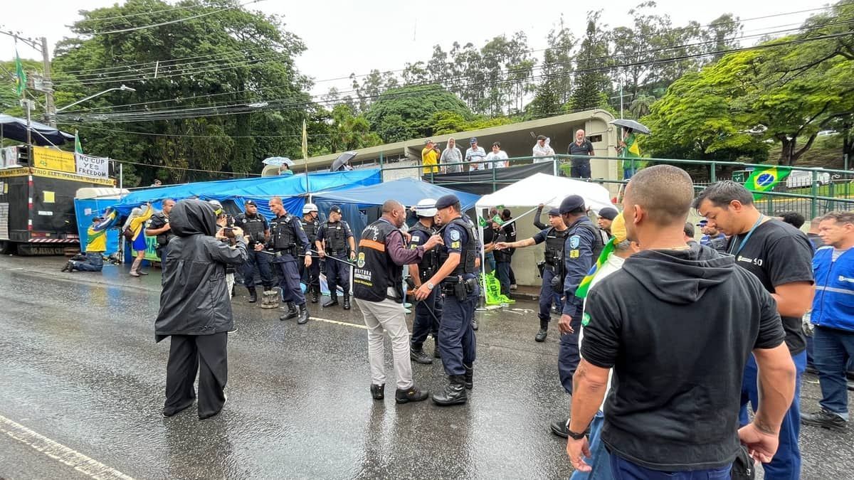 Guarda Municipal e BHTrans desmontam acampamento em frente ao quartel na Raja Gabaglia 
