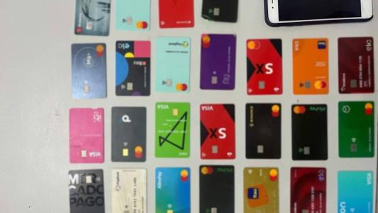 Dezenas de cartões bancários das vítimas e um celular foram apreendis pelos policiais