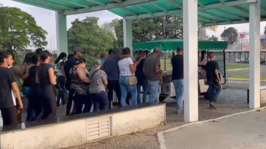 Dezenas de familiares estiveram presentes no velório