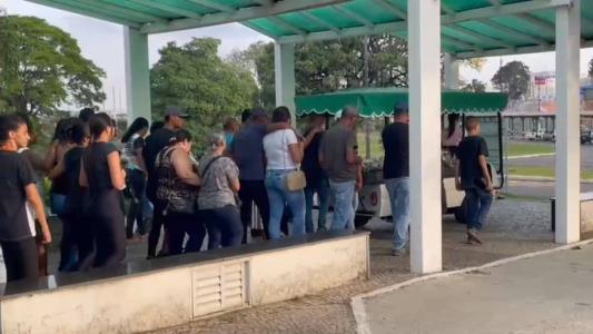 Dezenas de familiares estiveram presentes no velório