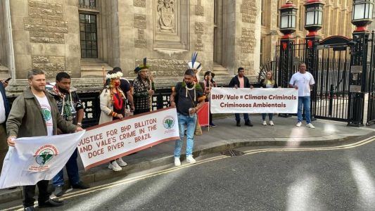 Dezenas de indígenas, quilombolas, empresários e representes de municípios atingidos pelo rompimento da barragem estão em Londres para acompanhar as audiências