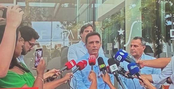Médicos de Bolsonaro dão coletiva neste sábado (27)