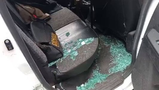 Os estilhaços atingiram o patrulheiro da guarnição e o terceiro sargento, que ficou com ferimentos na cabeça