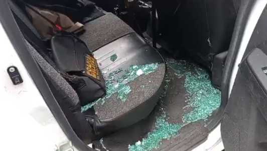 Os estilhaços atingiram o patrulheiro da guarnição e o terceiro sargento, que ficou com ferimentos na cabeça