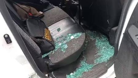 Os estilhaços atingiram o patrulheiro da guarnição e o terceiro sargento, que ficou com ferimentos na cabeça
