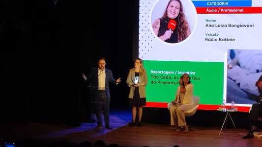 Os jornalistas Maria Fernanda Cinini e Júlio Vieira na cerimônia de entrega do prêmio