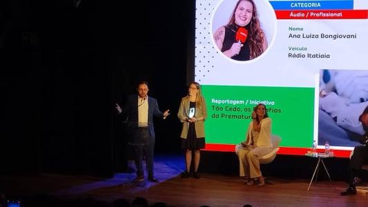 Os jornalistas Maria Fernanda Cinini e Júlio Vieira na cerimônia de entrega do prêmio