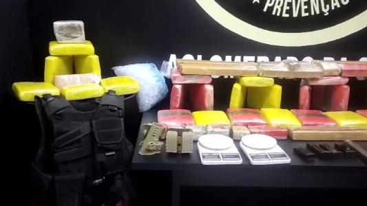 A PM apreendeu 40 quilos de maconha, além de cocaína, balança de precisão, colete balístico e munições de alto calibre
