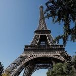 Homem é preso após ameaçar e estuprar jovem na Torre Eiffel em Paris