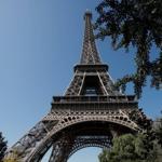 Homem é preso após ameaçar e estuprar jovem na Torre Eiffel em Paris