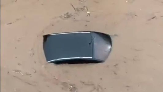 Carro fica submerso durante inundação em Teresópolis