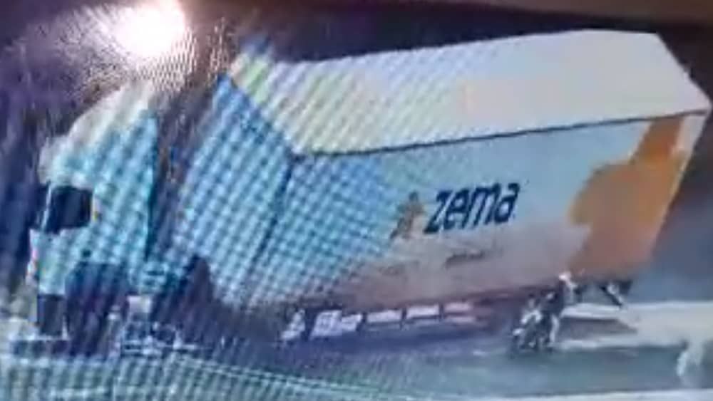 Vídeo: caminhão tomba e quase atinge motociclista na BR-262