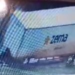 Vídeo: caminhão tomba e quase atinge motociclista na BR-262