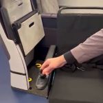Assento de avião que acopla cadeira de rodas promete aumentar acessibilidade durante viagens 