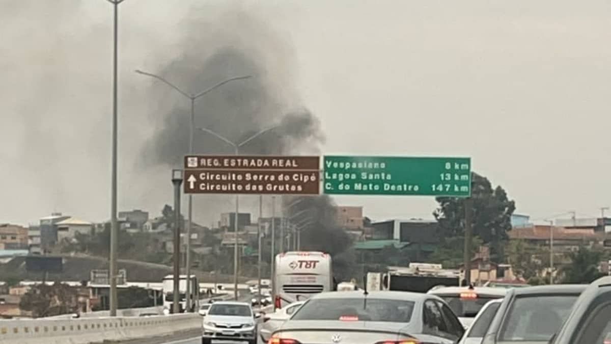 Protesto na MG-10 interdita o trânsito no sentido Aeroporto de Confins em Vespasiano, na Grande BH