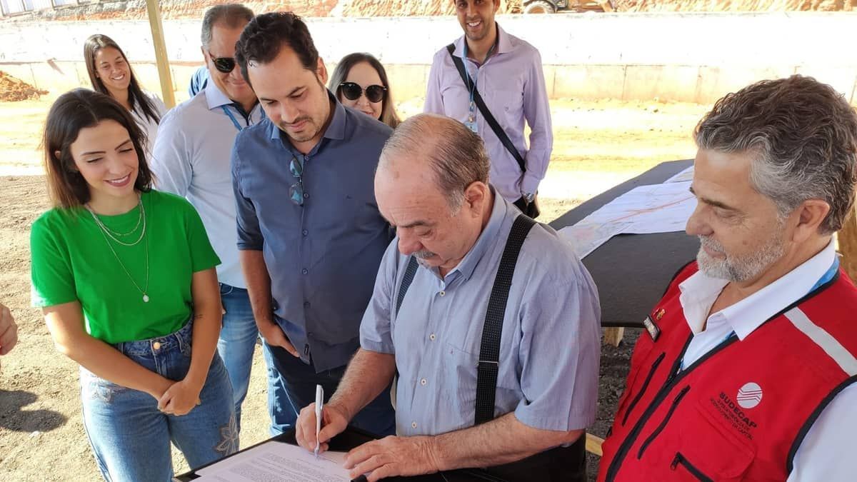 Fuad assina início de obras de viaduto na Cristiano Machado com Sebastião de Brito