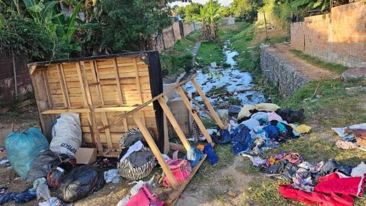 Lixo acumulado em esgoto a céu aberto incomoda moradores em Venda Nova