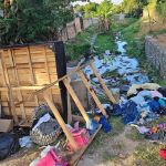 Lixo acumulado em esgoto a céu aberto incomoda moradores em Venda Nova
