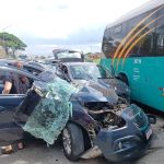 Carro tem frente destruída em acidente envolvendo ônibus do Move na Linha Verde, na Grande BH