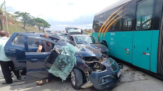 Colisão deixou a frente de um dos veículos envolvidos totalmente destruída