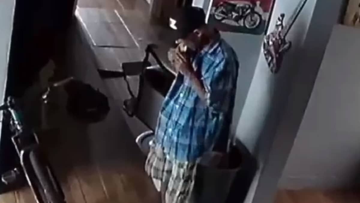 Vídeo: ladrão come lanche e bebe refrigerante durante assalto a barbearia em Uberlândia