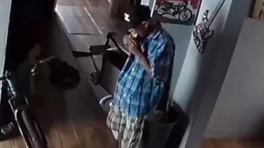 Criminoso comeu salgado e tomou refrigerante que estava na geladeira da barbearia