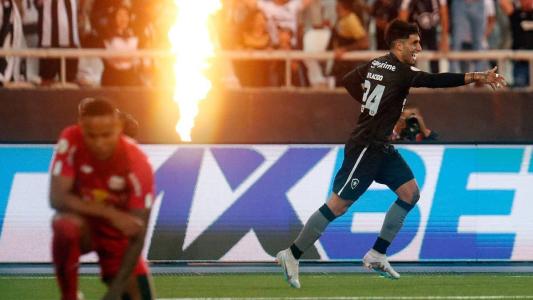 Di Plácido comemorando o gol de número 700 do Botafogo no Estádio Nilton Santos