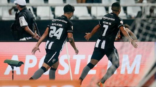 Di Plácido e Victor Sá comemorando o gol do Botafogo