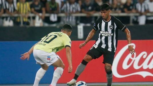 Di Plácido em ação no empate entre Botafogo e LDU