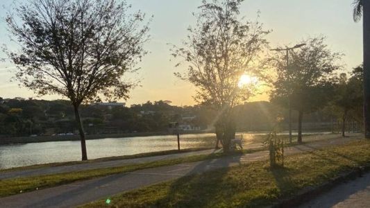 Dia amanheceu claro com temperaturas elevadas