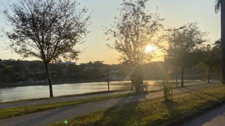 Dia amanheceu claro com temperaturas elevadas