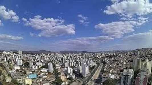 Dia amanheceu com céu azul e nuvens