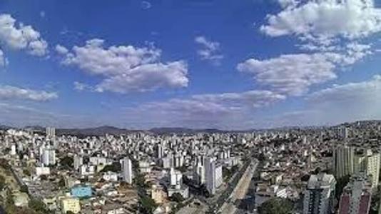 Dia amanheceu com céu azul e nuvens