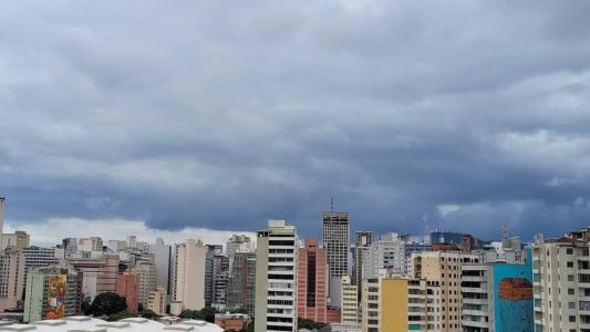 Dia amanheceu nublado na capital neste domingo (1º)