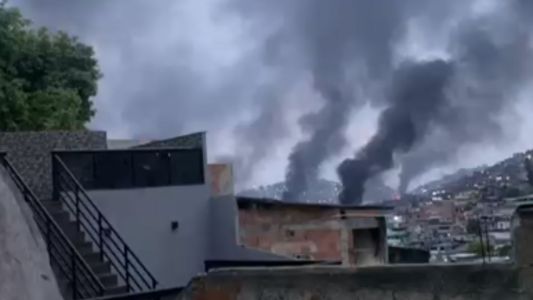 Megaoperação contra traficantes do Comando Vermelho (CV), realizada nesta terça-feira (28) no Rio de Janeiro, resultou na morte de dezenas de pessoas