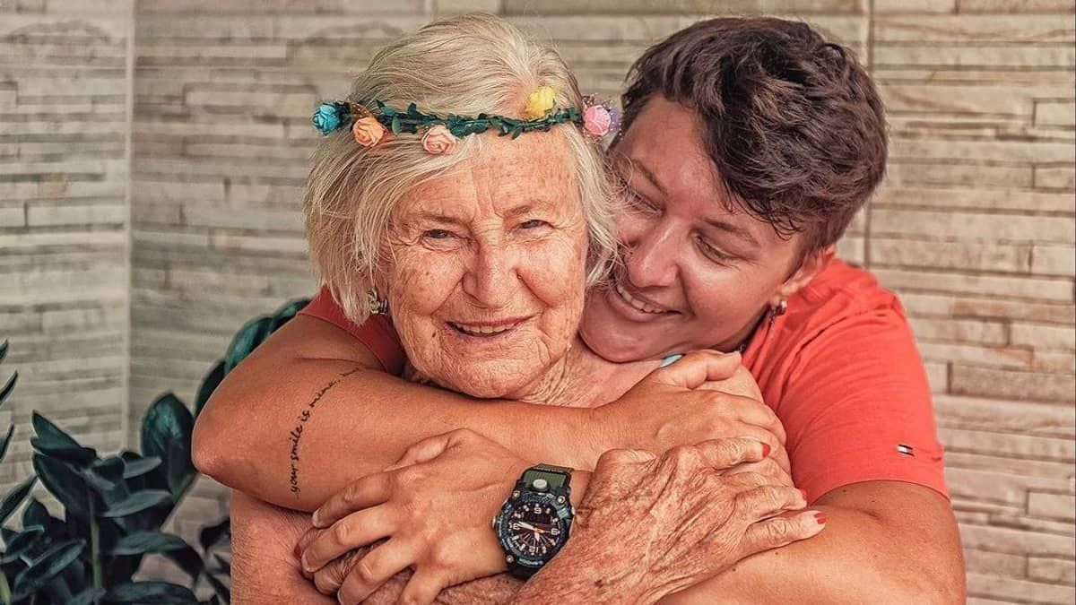 Dia do Alzheimer: influenciadora mostra rotina de cuidados com a avó até últimos dias