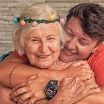 Dia do Alzheimer: influenciadora mostra rotina de cuidados com a avó até últimos dias