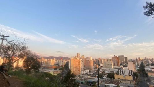 Dia será de céu claro a parcialmente nublado