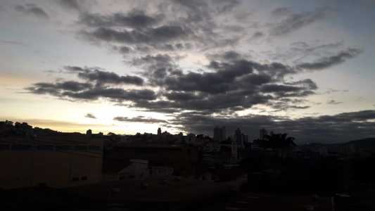 Dia será de céu nublado na capital