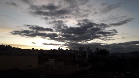 Dia será de céu nublado na capital
