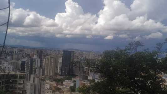 Dia será de céu parcialmente nublado com pancadas de chuva e trovoadas