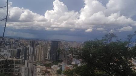 Dia será de céu parcialmente nublado com pancadas de chuva e trovoadas