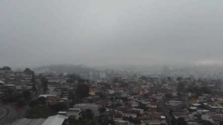 Dia tem previsão de pancadas de chuva com até 50 mm/dia