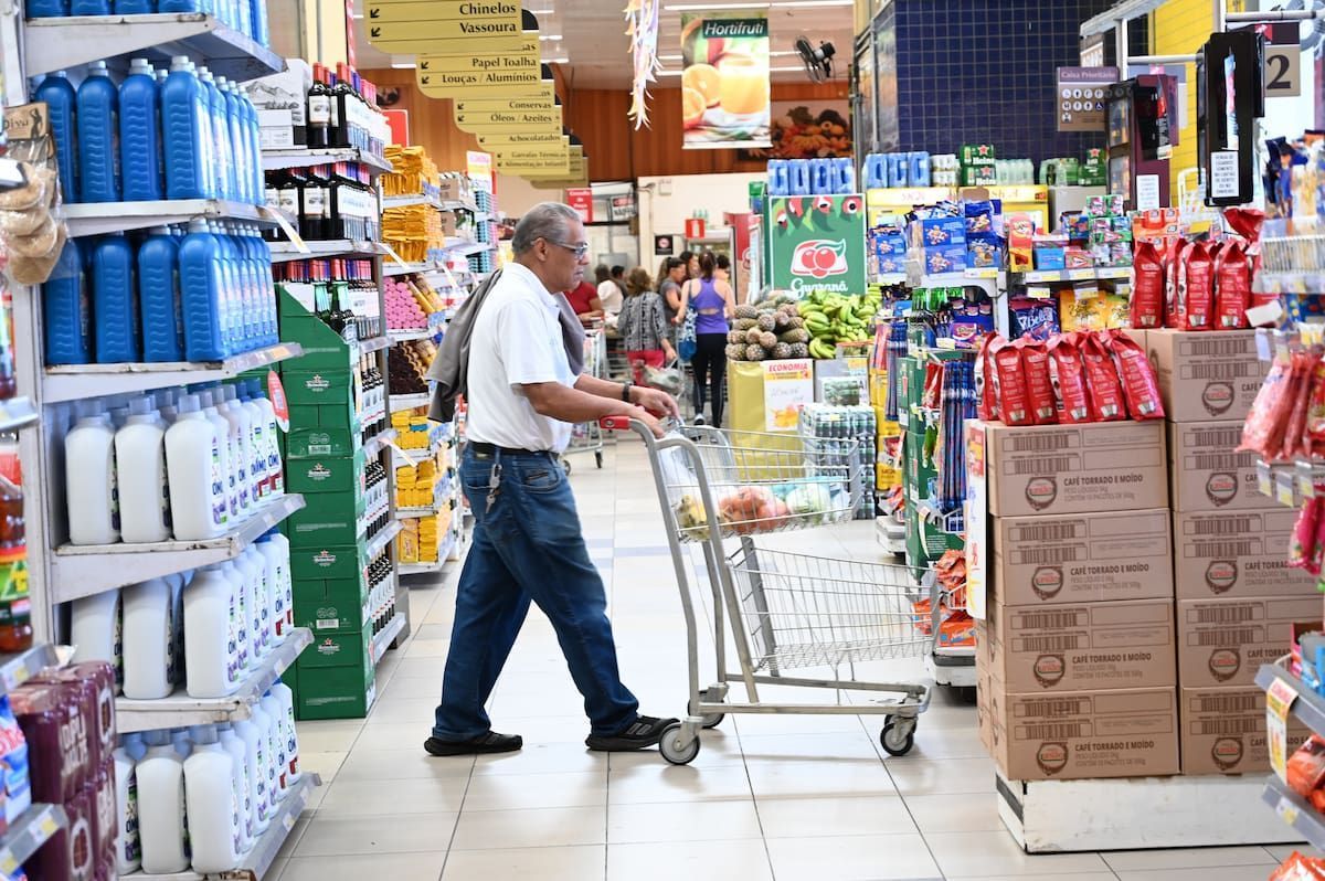 Com renda menor e preços nas alturas, brasileiro precisa rever hábitos de consumo