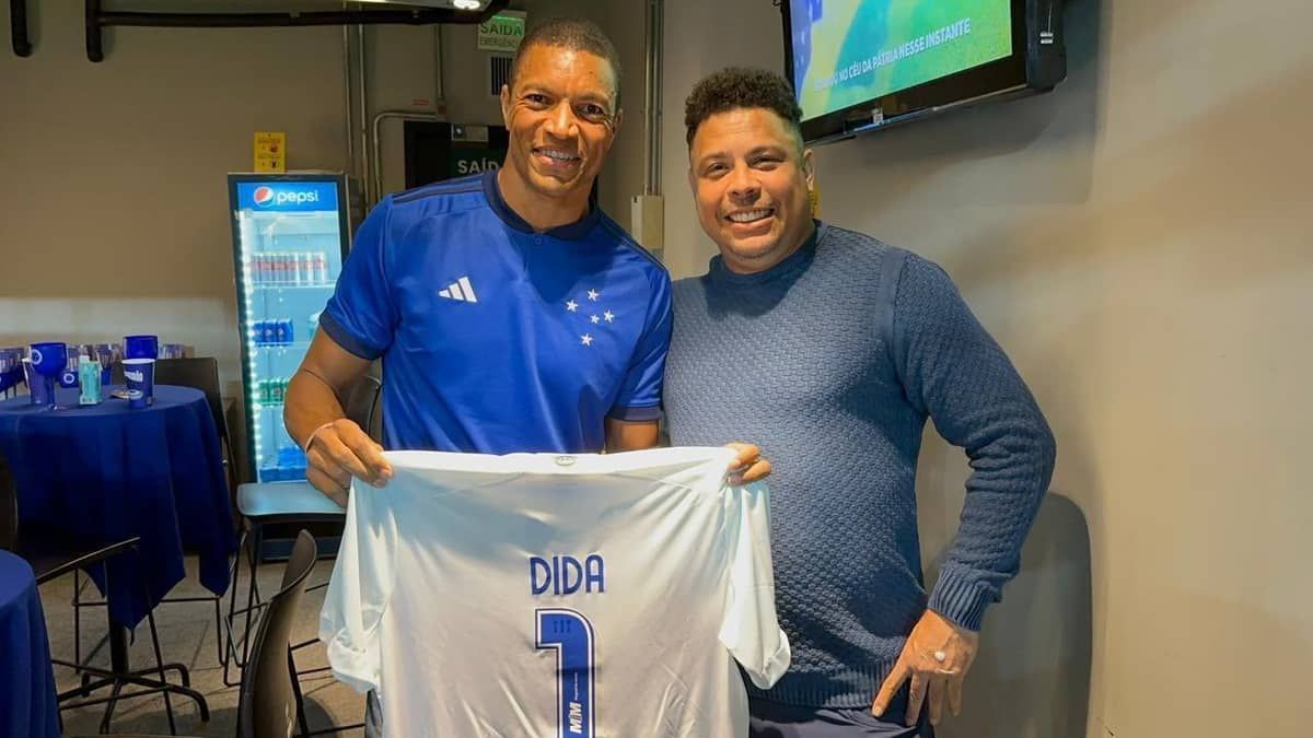Ronaldo presenteia Dida com camisa branca do Cruzeiro; veja vídeo
