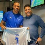 Ronaldo presenteia Dida com camisa branca do Cruzeiro; veja vídeo