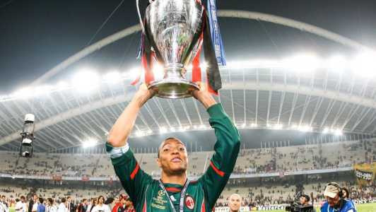 Dida com o troféu de campeão da Uefa Champions League em 2007, pelo Milan
