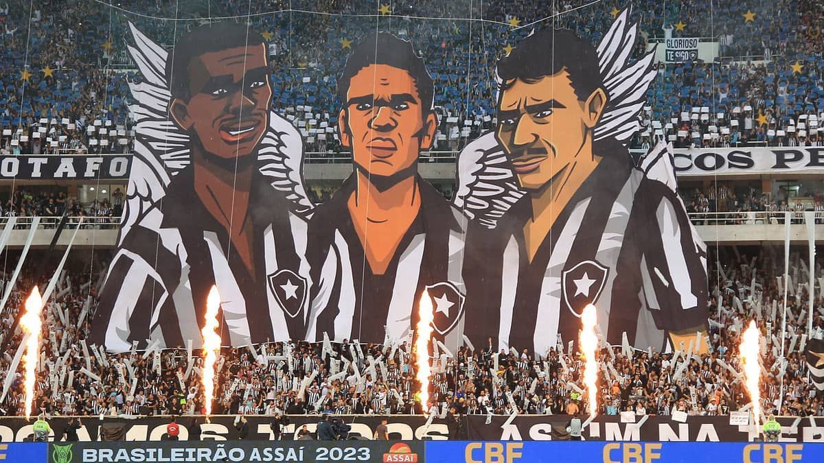 A festa da torcida do Botafogo no Nilton Santos com mosaico de ídolos