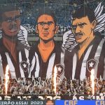 A festa da torcida do Botafogo no Nilton Santos com mosaico de ídolos